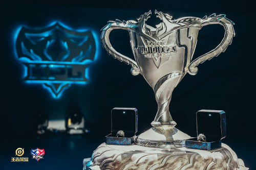 现充满期待 现充满期待