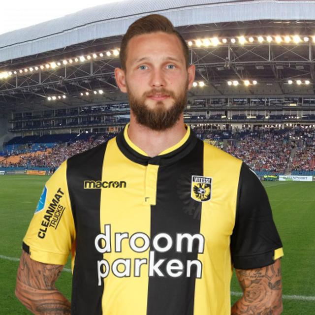 两名球员同 两名球员同