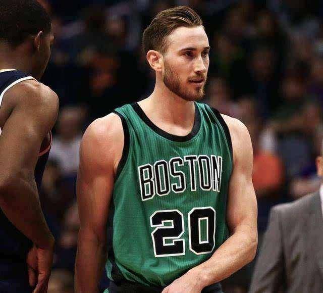 镜报：曼联100英镑开放球迷参观卡灵顿新基地，可进入更衣室